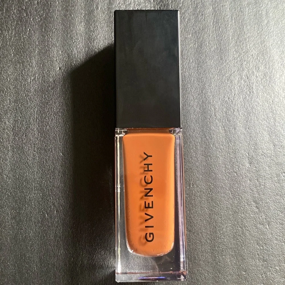 Givenchy Prisme‎ Libre Skin-Caring Glow Foundation 24H Hydration, 6-N480, NWOB